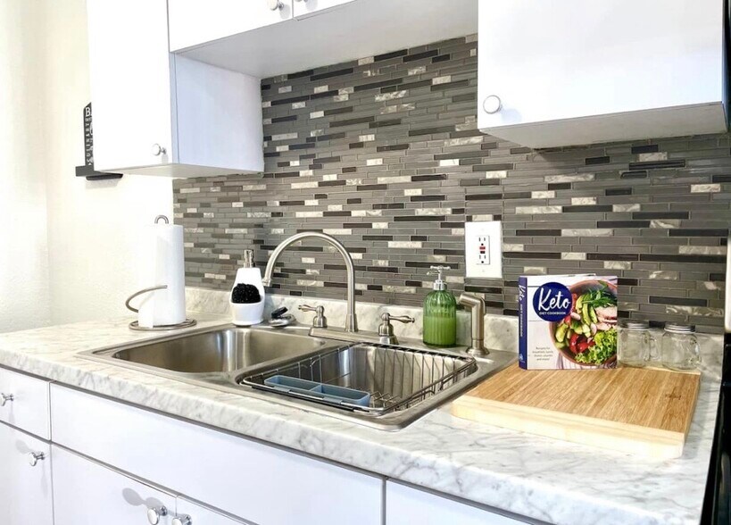 Building Photo - 2575 S Himes Ave