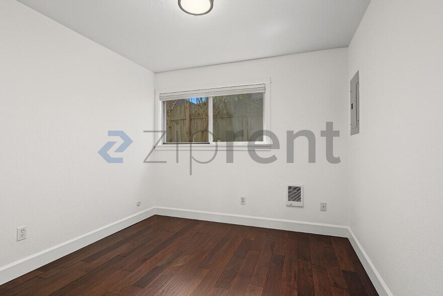 Building Photo - Unit 5