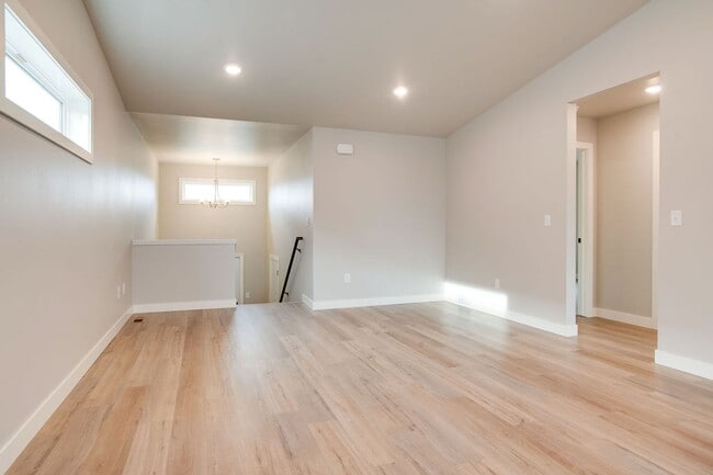 Building Photo - Modern 4-Bedroom Home in Moorhead