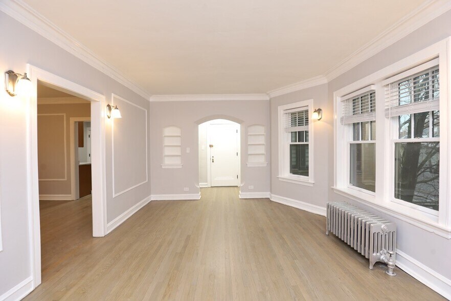 Building Photo - 1352 W Carmen Ave