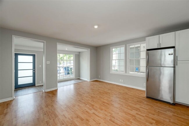 Building Photo - 807 W 12th St