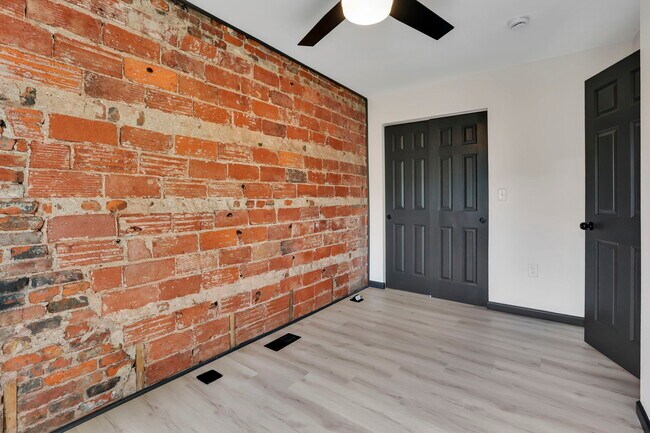 Building Photo - 1010 Bruck St