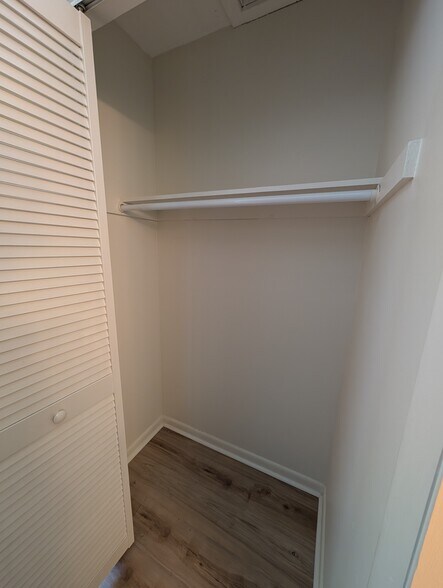 Building Photo - 609 Longfellow Dr