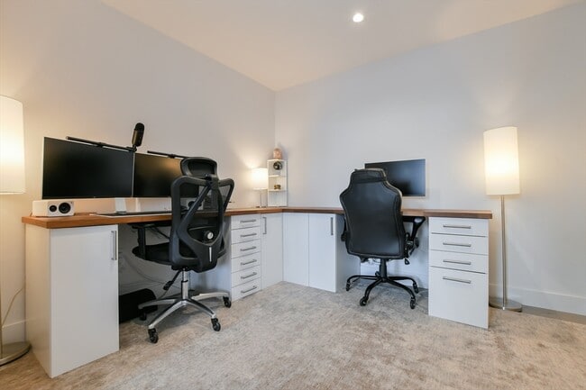 Building Photo - 40 Traveler St