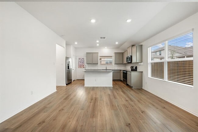 Building Photo - 148 Perfect World Lp