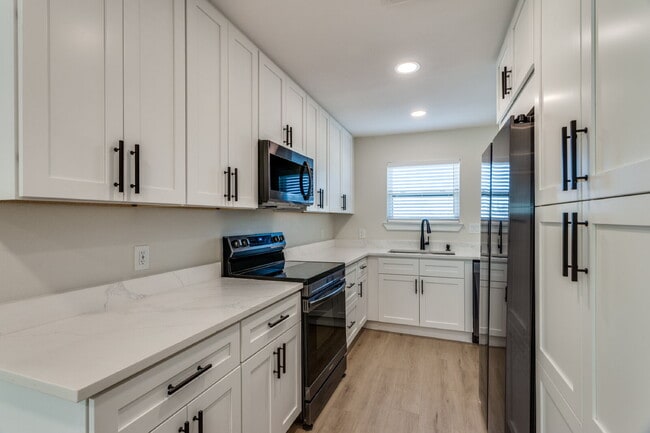 Building Photo - Great 2 bedroom upstairs unit - Available Summer 2026