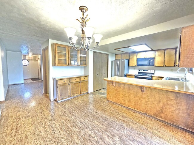 Building Photo - 6902 N Old Fort Dr