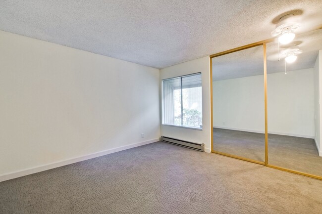 Building Photo - 1BD/1BA Refreshed Second Floor Condo! Loca...