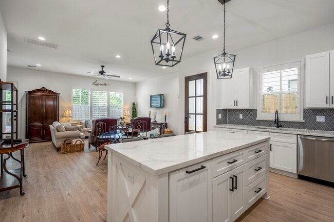 Building Photo - 6405 Highland Pine Ln