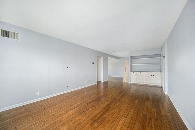 Building Photo - 1325 S Maple Rd