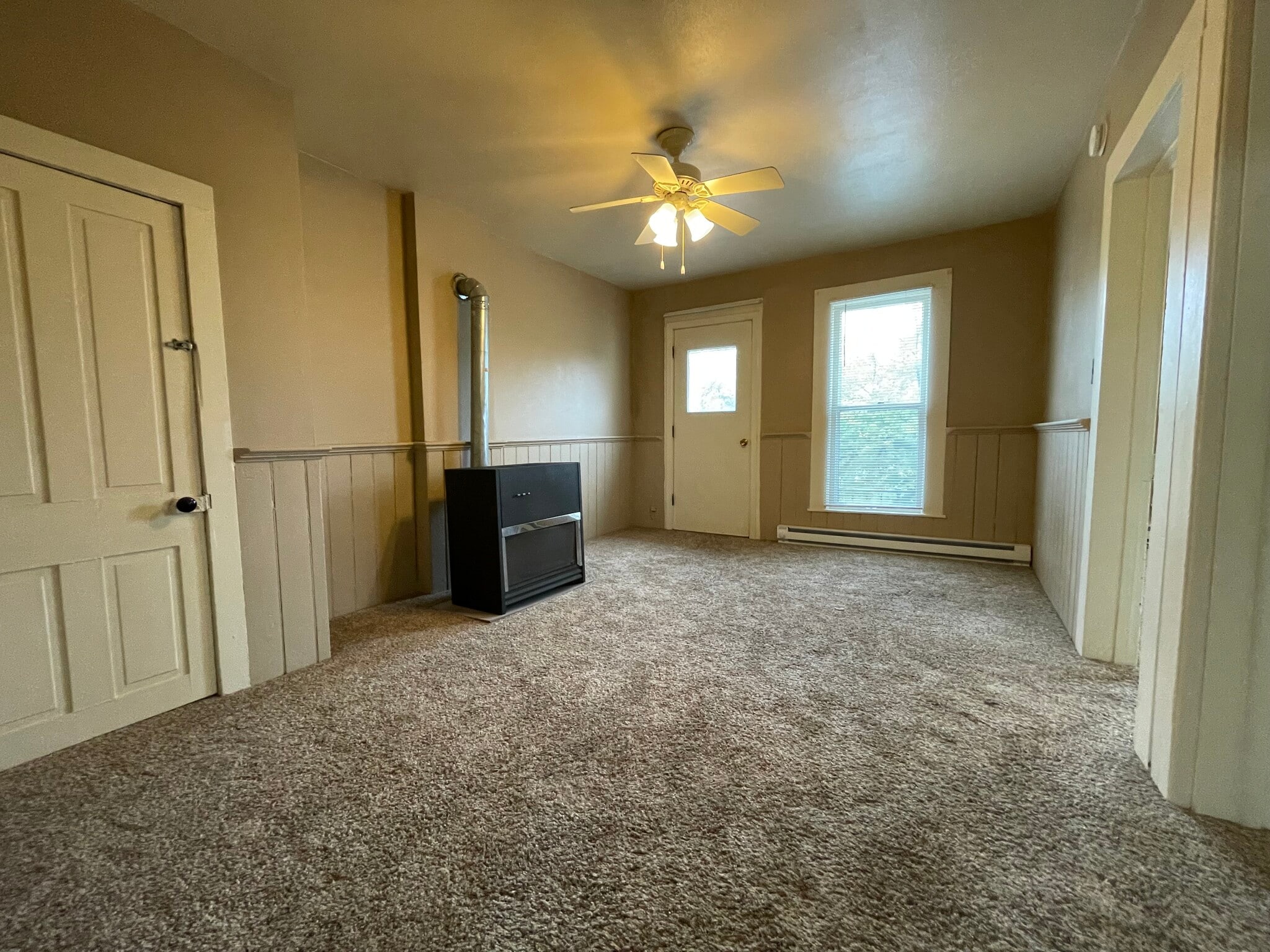 Living Room - 631 N Dewey St