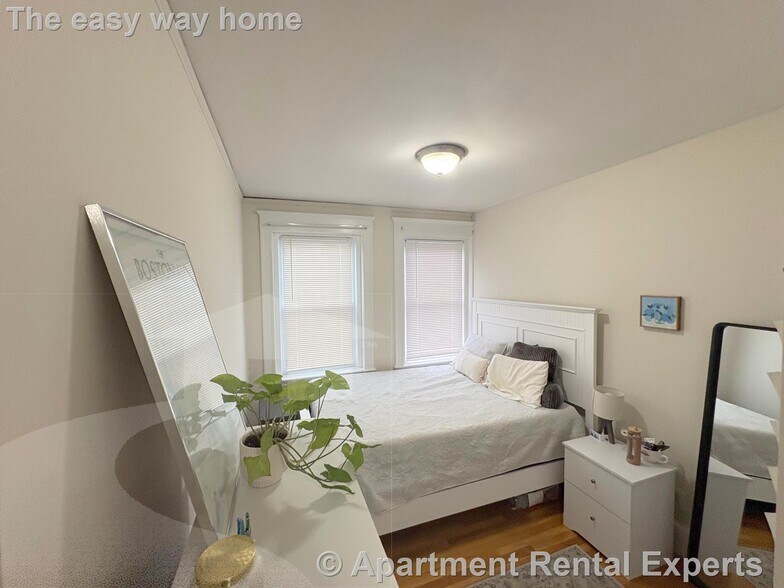 Building Photo - 489 E Broadway