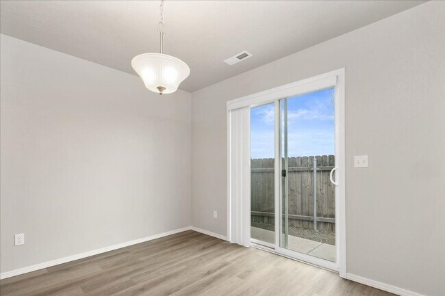 Building Photo - Beautiful Home 3 bed, 2.5 baths - Pet Friendly - Ready Now!