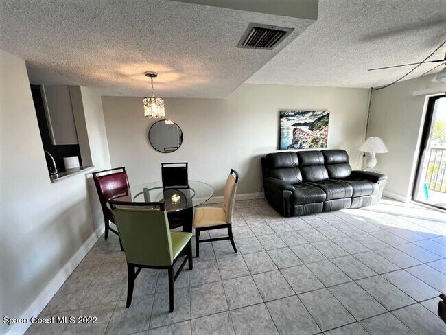 Building Photo - 7101 Ridgewood Ave