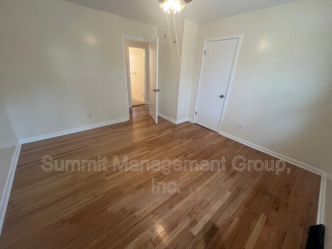 Building Photo - 8293 Lakeview Dr SW
