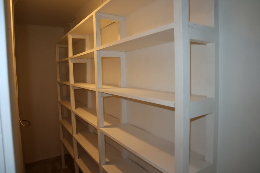 Building Photo - 823 Crest Ave