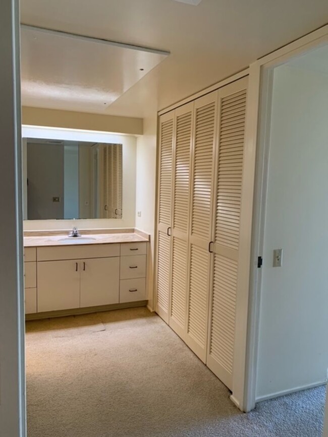 Building Photo - Harbor Square Condo - 1 bedroom, 1 bath un...