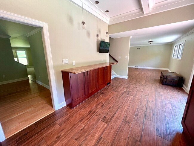 Building Photo - Cranberry - 6 bedroom 4 bathroom - Stunnin...