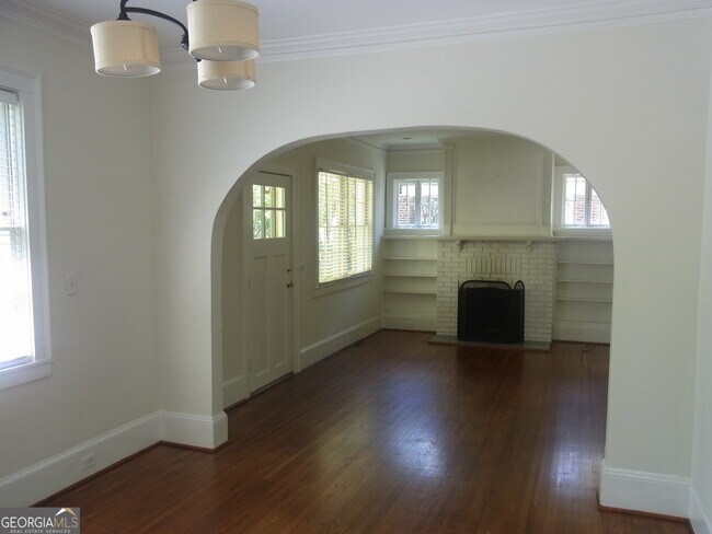 Building Photo - 886 Vedado Way NE