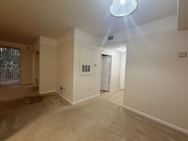 Building Photo - 2801 Chancellorsville Dr