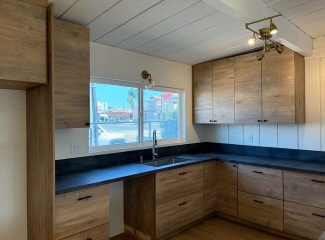 Building Photo - 2 bed 1 bath Duplex for Rent in Imperial Beach