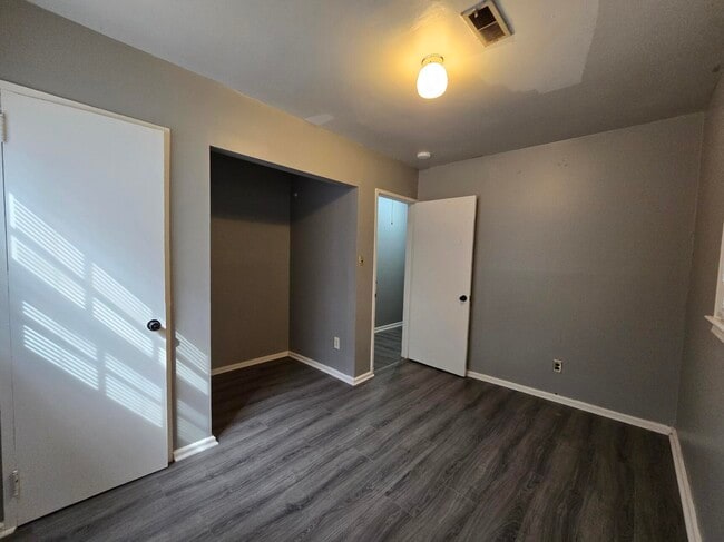 Building Photo - 776 Kenyon Ave