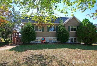 Building Photo - Bright and Spacious Home with a Fantastic ...