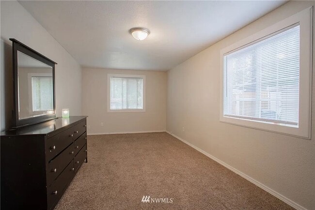 Building Photo - 3 Bed 2 Bath Graham Home w/ Beautiful Kitc...