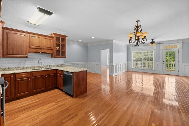 Building Photo - Move-in special. Main-Level Living End-Unit Townhome