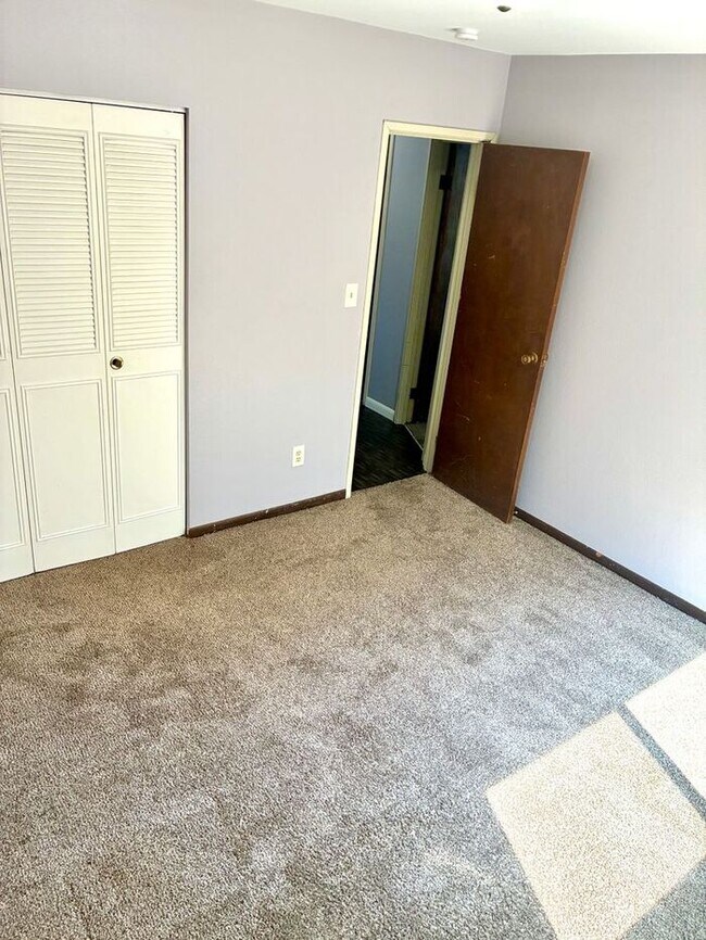Building Photo - Great Two Bedroom, One Bath Apartments for Rent in East Loveland!  2 Weeks Free, Flexible lease t...