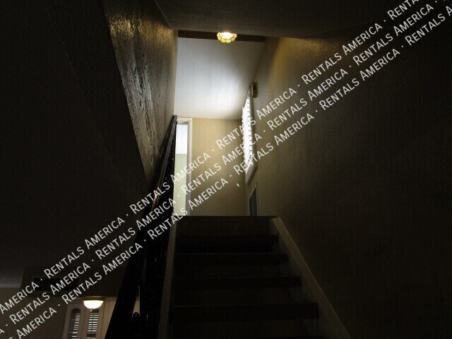 Building Photo - 711 E North Ln