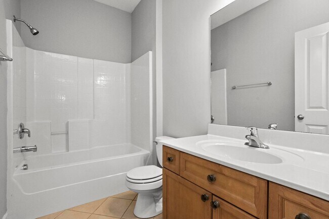 Building Photo - Beautiful Lenox Creekside Condo in Antioch