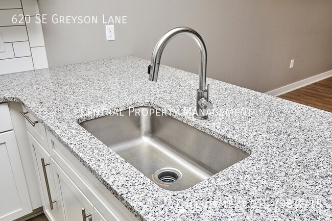 Building Photo - 620 SE Greyson Ln