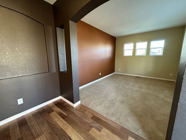 Building Photo - Beautiful 5-bedroom House in the Saddle Rock Area