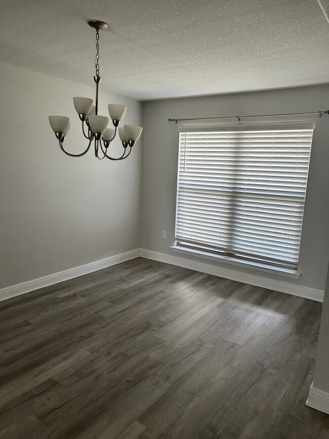 Building Photo - Easy access to interstate, bases & shopping!