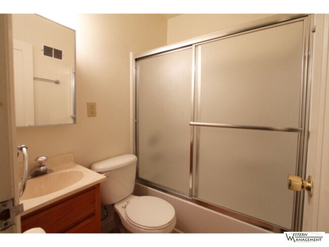 Building Photo - Clean, quiet and comfortable!!