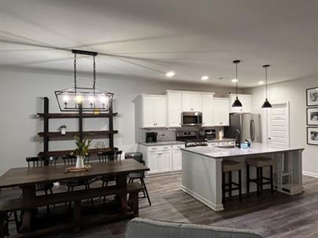 Building Photo - Beautiful 4-Bedroom Home with Office, Bonu...