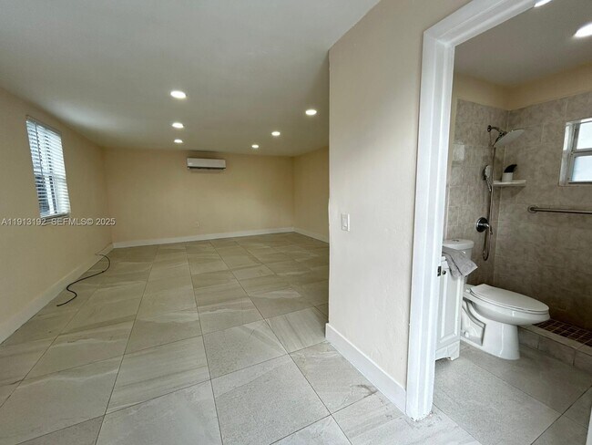 Building Photo - 610 E 8th Ave