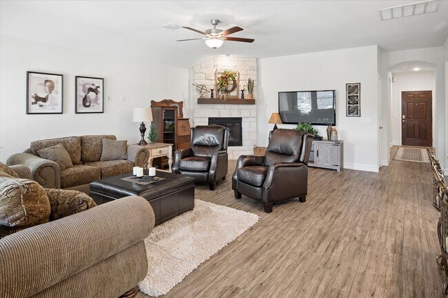 Building Photo - Immaculate 3 Bed, 2 Bath
