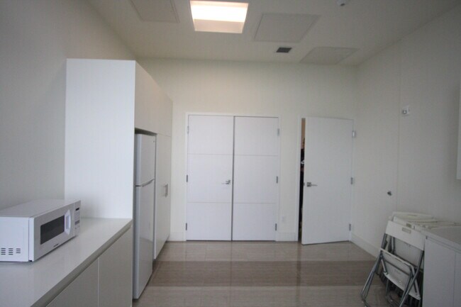 Building Photo - 2000 Metropica Wy