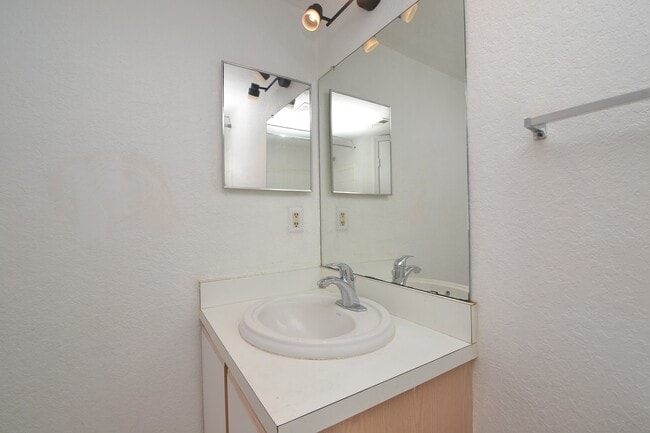 Building Photo - 1/1 Condo in Villas Del Sol ~ Gated Comm w/ Resort-Style Amenities!