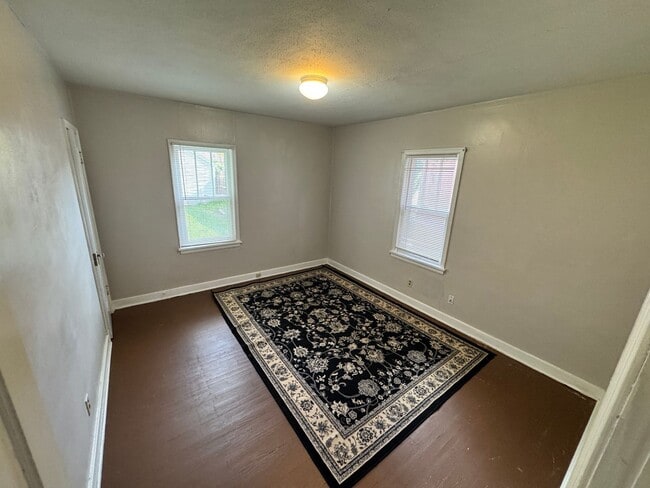 Building Photo - 1 Block from Campus & 3 blocks from Aggieville