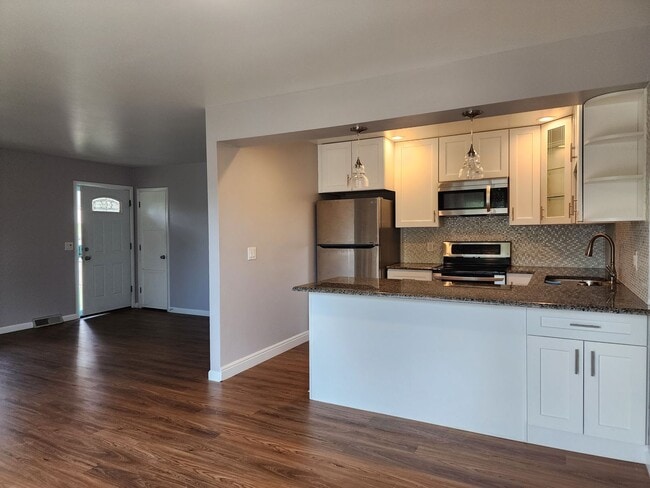 Building Photo - Updated 3 Bedroom Townhome in Great Area!