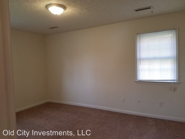 Building Photo - 235 Mary Ann Dr