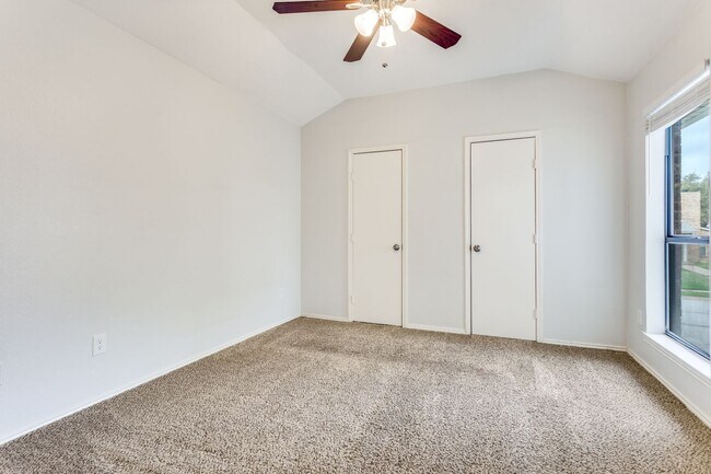 Building Photo - 2809 Meadow Park Dr