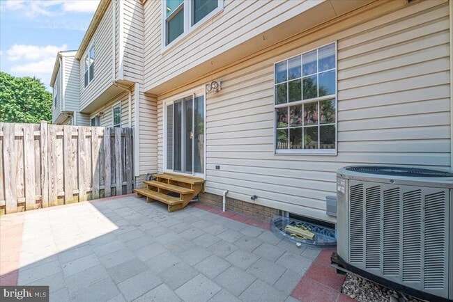 Building Photo - 1542 St Lawrence Ct
