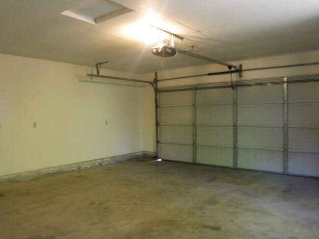 Building Photo - Great Neighborhood Close to Schools and Sh...