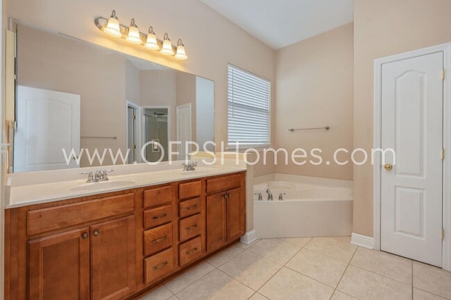 Building Photo - 1558 Venice Ave