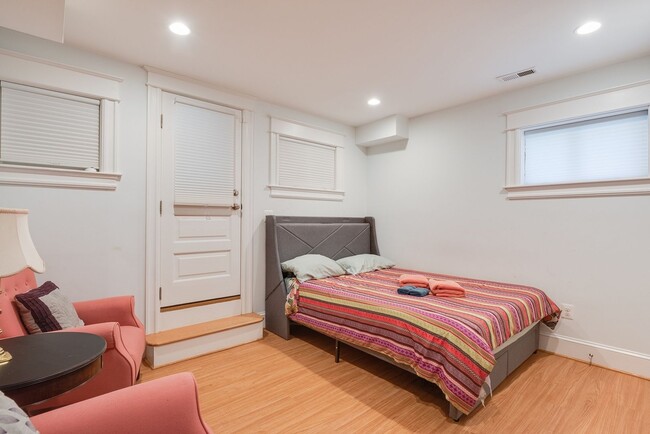 Building Photo - Unbeatable Family Home in the City w/ Park...