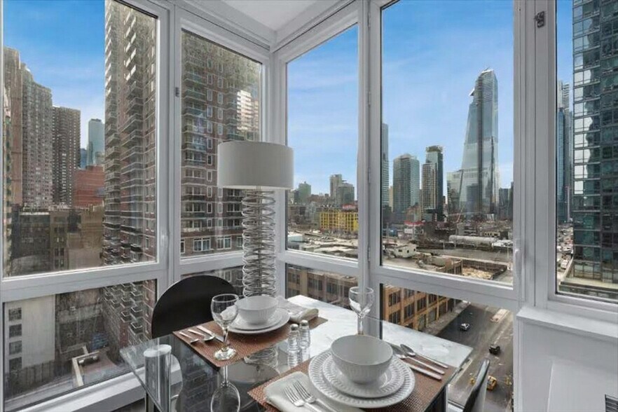 Building Photo - 605 W 42nd St